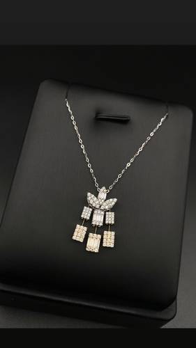 عقد ذهب أبيض عيار 18