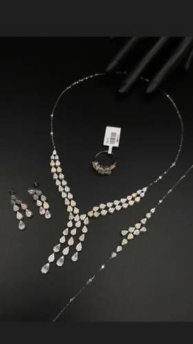 طقم ذهب أبيض عيار 18