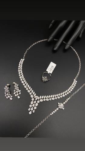 طقم ذهب أبيض عيار 18