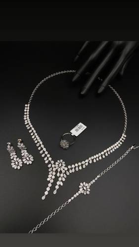 طقم ذهب أبيض عيار 18