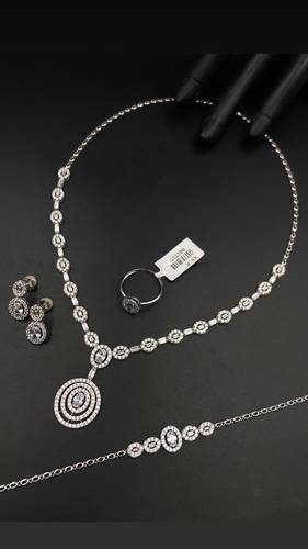 طقم ذهب أبيض عيار 18