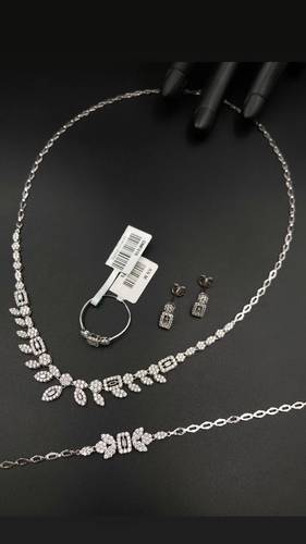 طقم ذهب أبيض عيار 18