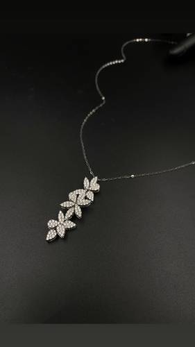 عقد ذهب أبيض عيار 18
