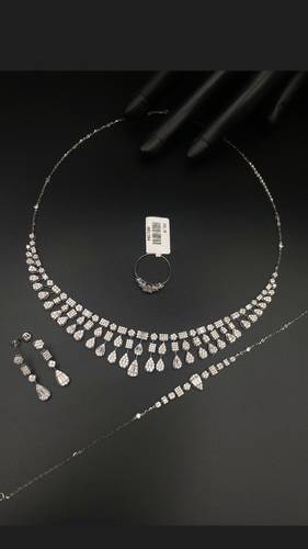 طقم ذهب أبيض عيار 18