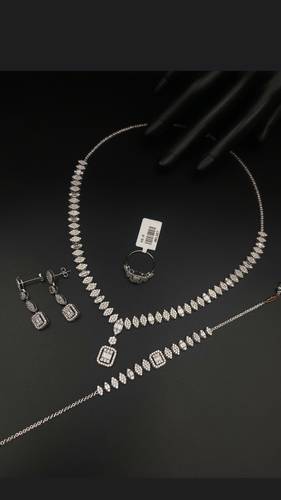 طقم ذهب أبيض عيار 18