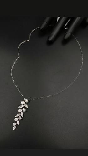 عقد ذهب أبيض عيار 18