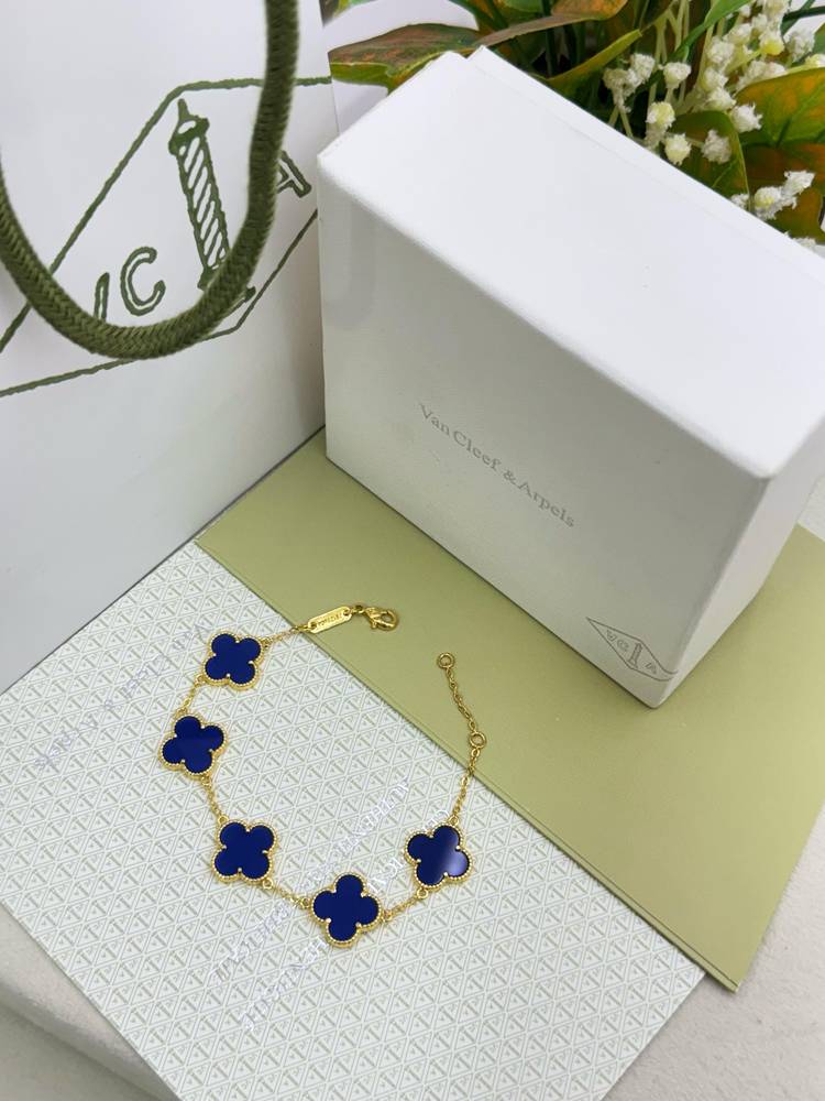 سوار ماستر مستوحى من Van Cleef مع الملحقات