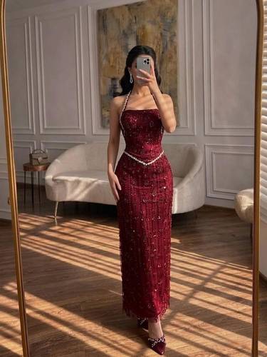 فستان سهرة خمري مرصع بالكريستال بتصميم هالتر