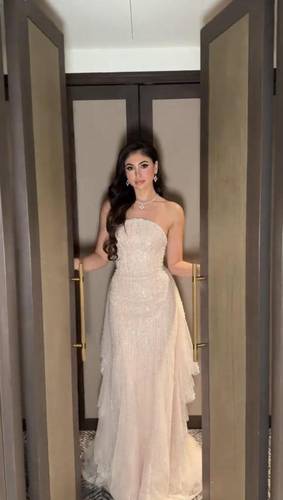 فستان سهرة ميرميد مطرز بالكريستال بتصميم ملكي فاخر – لون شامبانيا لامع
