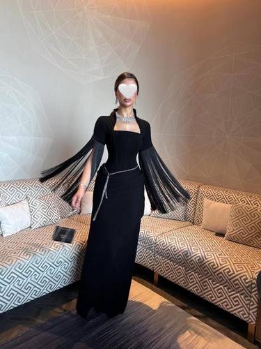 فستان السهرة الأسود بتصميم الكورسيه مع أكمام الشراريب الفاخرة