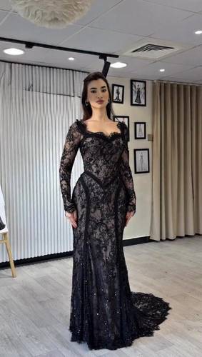 فستان سهرة أسود فاخر بتصميم كورسيه ودانتيل مطرز