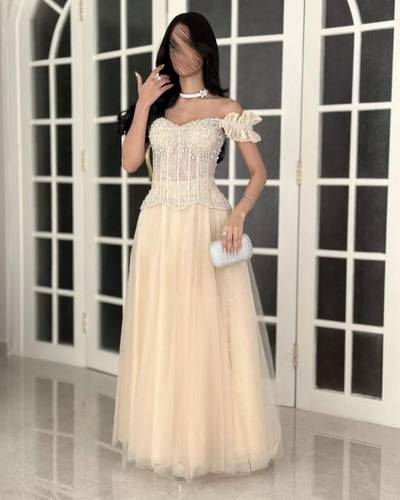 فستان سهرة بيج بقصة كورسيه مزين بالخرز