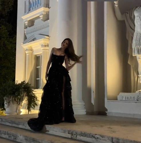 فستان سهرة أسود لامع بطبقات التول مزين بترتر