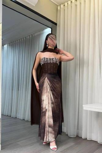 فستان السهرة “موكا ستارلايت” بتفصيلة كورسيه وشال انسيابي