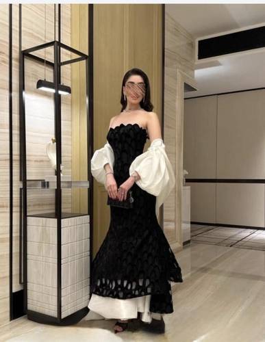 فستان ميرميد أسود بطبقات مزدوجة مع أكمام منفصلة