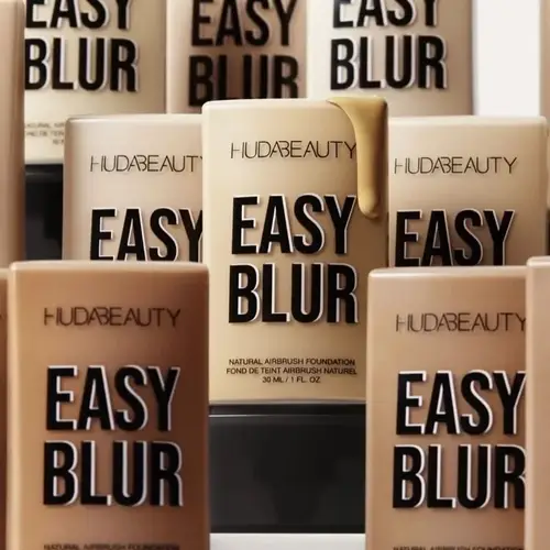 كريم أساس للبخاخة الطبيعية من Huda Beauty Easy Blur مع برايمر نياسيناميد سهل اللمعان وخالي من السيليكون وتنعيم المسام