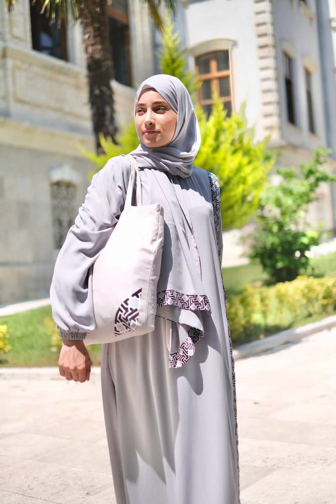 لباس وسجادة صلاة