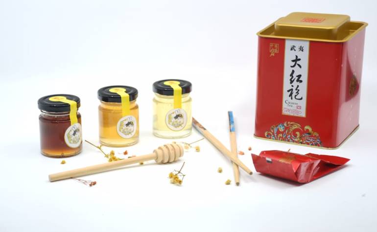 100جم في 3 أنواع عسل مع الشاي الصيني الفاخر.
