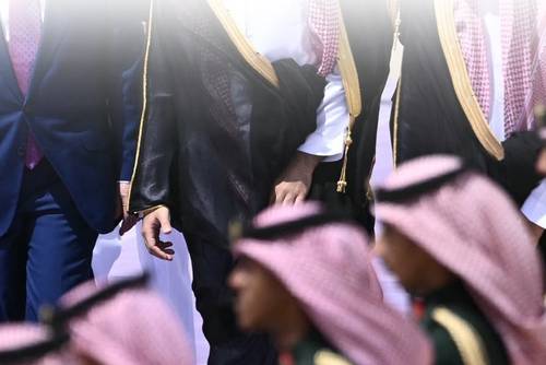 التطبيقات العملية لممارسي المراسم والبروتوكول الدولي.