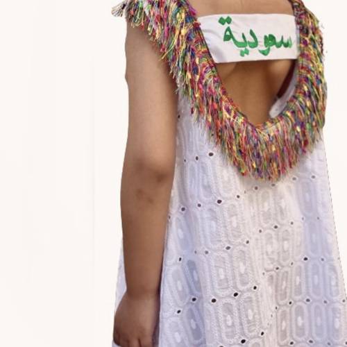 فستان ظهر مفتوح مع اسم 