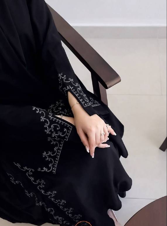 عباية حرير مطرزة بورود فخمة 🌸