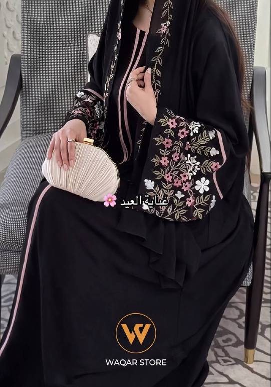 عباية حرير مطرزة بورود فخمة 🌸
