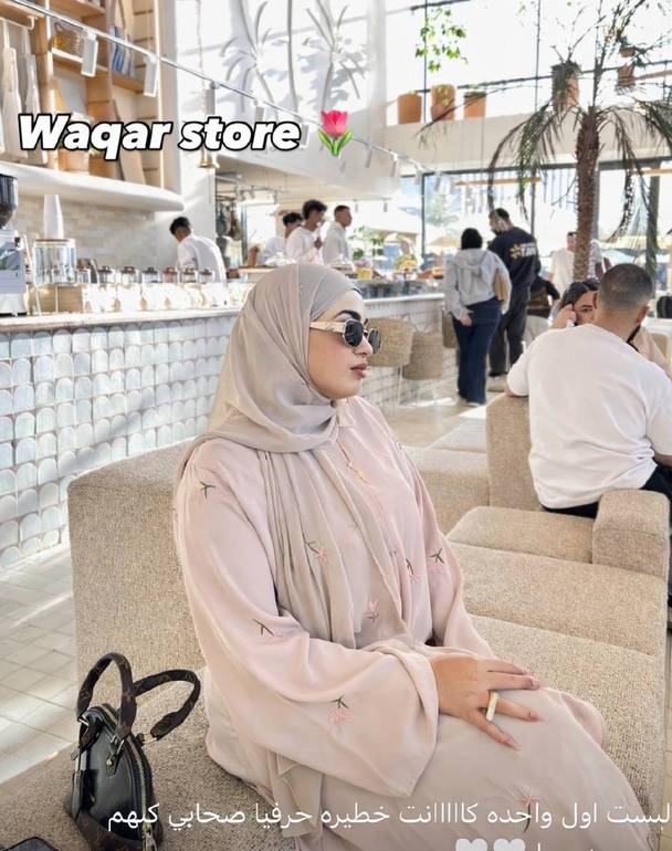 عباية حرير مطرزة بورود فخمة 🌸