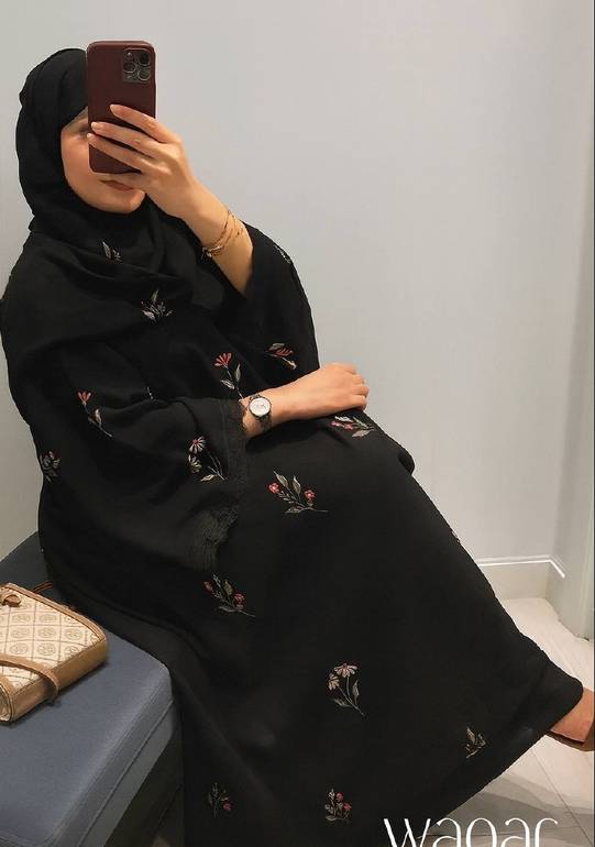 عباية حرير مطرزة بورود فخمة 🌸 جيبير فخم على الاكمام