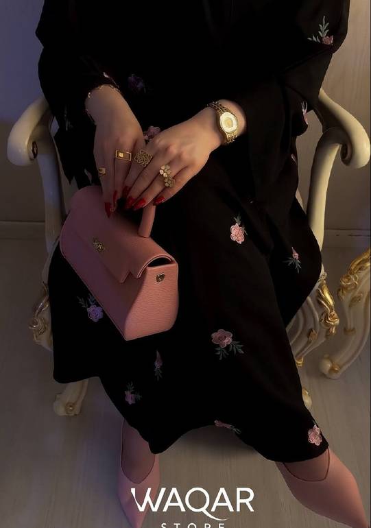 عباية حرير مطرزة بورود فخمة 🌸
