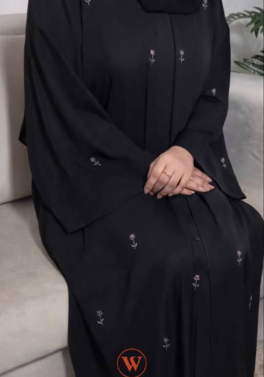 عباية حرير مطرزة بورود فخمة 🌸