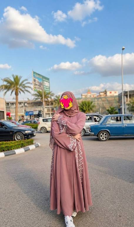 عباية حرير مطرزة لون رملي