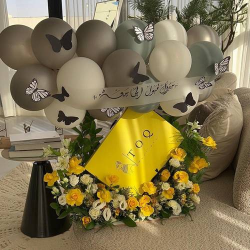 تنسيق ورد مع بالونات وعبارة
