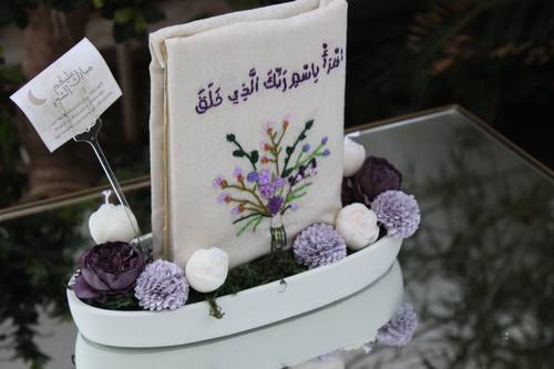 طقم قرآن مزين بالشموع والورد 🕯💜