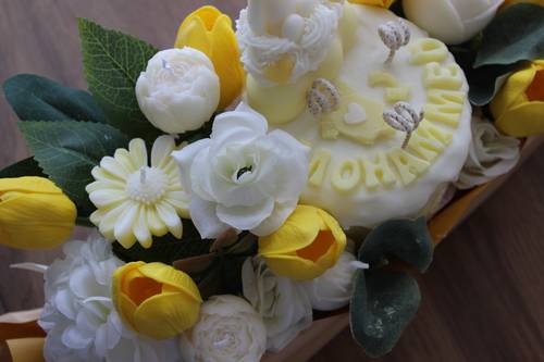 باقة كعكة الشمع مع ورود الشموع والورد الصناعي 🎂