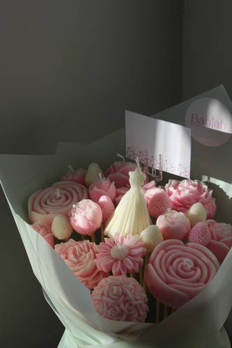 🕯 باقة ورد الشموع بألوان ناعمة مع شمعة العروسة 🌸✨