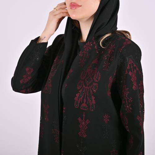 عباية لف باللون الأسود العميق بتصميم راقٍ بنقشة بارزة باللون العنابي