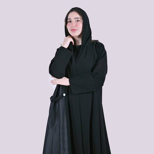 عباية لف سوداء تصميم أنيق بلمسة مختلفة بتداخل الجاكار المنقش بتفصيل جانبي