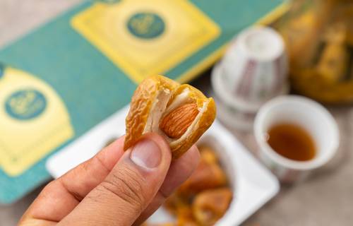 قدوع تمر سكري محشي لوز مع صوص الهيل والطحينة