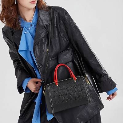 حقيبة Urban EleganceSleek من جلد العجل الأسود مع أجهزة ذهبية بحزام كروس قرمزي