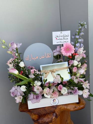 استاند منسق بالورد الطبيعي مع شوكلاتة فاخرة وسلسال ذهب 