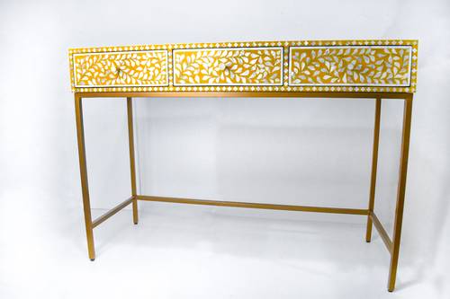 Console made of pearl of mother