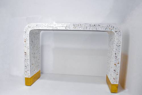 Console made of mother of pearl