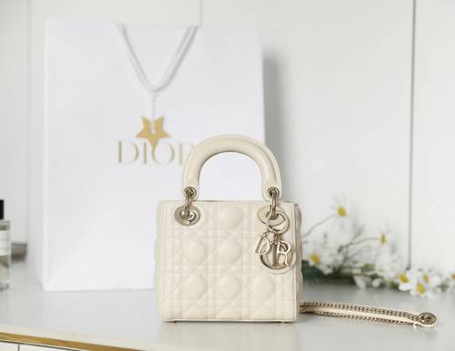حقيبة ليدي ديور  Mini Lady Dior Bag (Creamy leather)