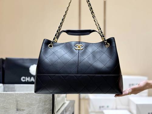 حقيبة شانيل Large Hobo Bag 25a