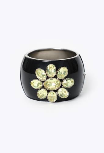 سوار (Cuff) من Chanel بتصميم Karl Lagerfeld مزين بزهور مطلية بالمينا 2003