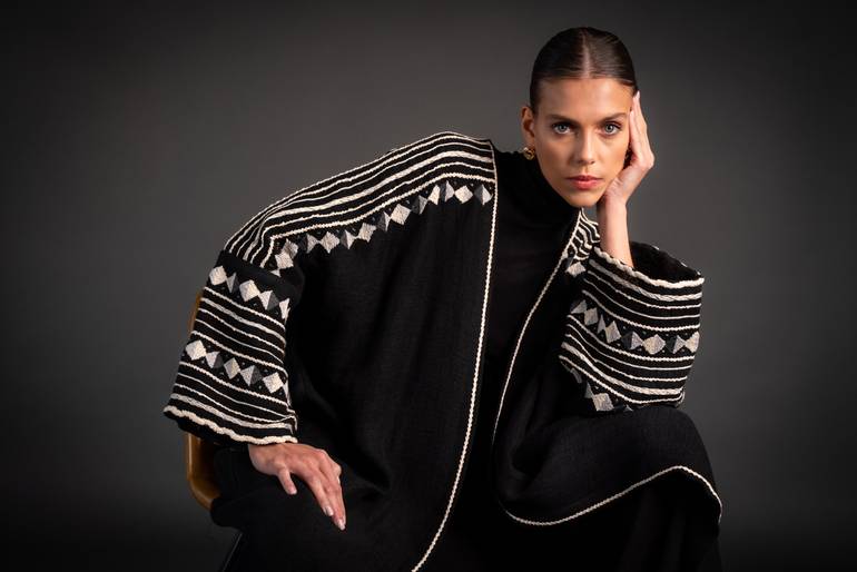 Bisht embroidery on the shoulder and sleeve