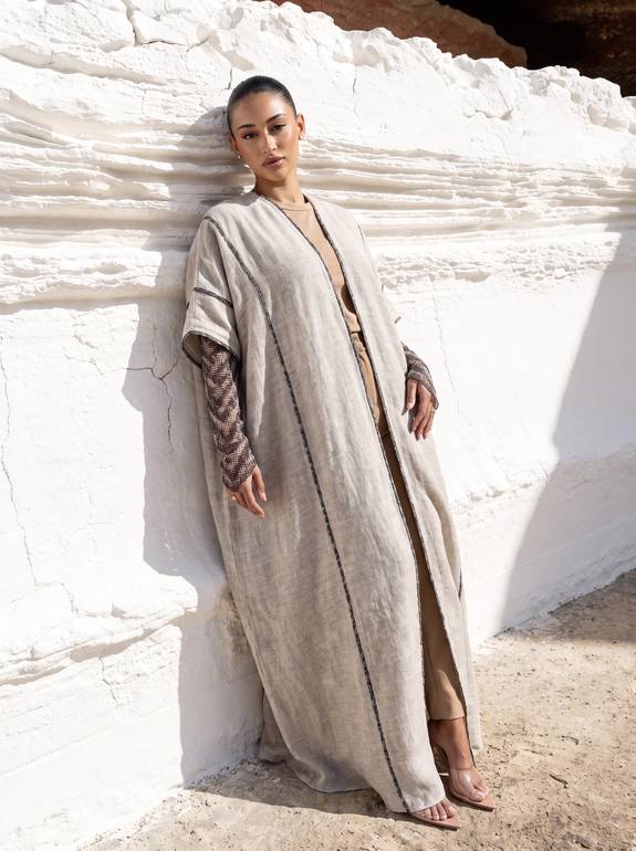 Beige linen bisht with lace sleeves