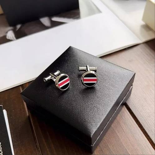 كبك رجالي دائري بخطوط ملونة (أسود، أحمر، أبيض)