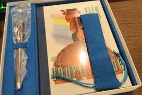 قلم إصدار خاص كأس العالم فيفا (كوب دو موند) مع كتاب تاريخي فاخر - طقم لعشاق كرة القدم
