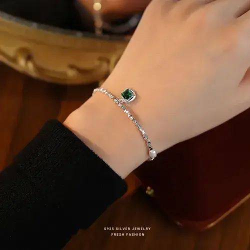 أسوارة الأناقة الزمردية